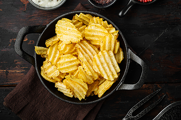 포토 JPG 해외이미지 실내 사람없음 하이앵글 담기 감자칩 나무배경 해외포토 뷰포인트 백그라운드 모션 내부 과자 칩_음식 파일형식 이미지허브