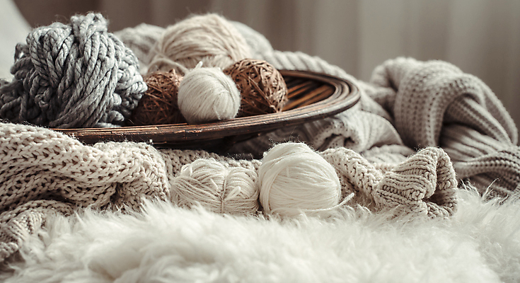 포토 JPG 해외이미지 겨울 실내 사람없음 바구니 털실 스웨터 오브젝트 감성 실뭉치 해외포토 계절 컨셉 상의 내부 실 파일형식 이미지허브