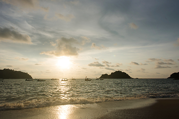 포토 JPG 해외이미지 실루엣 아시아 파도 바다 섬 여행 백그라운드 오렌지 자연 하늘 날씨 휴가 따뜻함 사람없음 빨간색 물 빛 햇빛 태양 동남아시아 침묵 황혼 일몰 보트 황금 저녁 장면 낚시꾼 말레이시아 파라다이스 수평선 해외포토 자연요소 나라 컬러 배_교통 과일 촬영기법 노을 소리 야간 생태계 파일형식 이미지허브