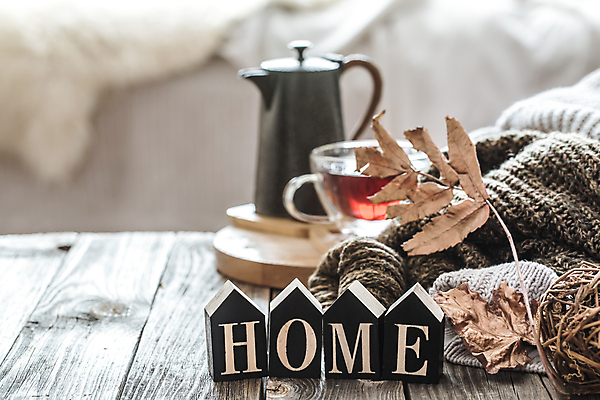 포토 JPG 해외이미지 영어 낙엽 겨울 주전자 실내 사람없음 아웃포커스 단어 찻잔 스웨터 오브젝트 감성 나무탁자 집모양 해외포토 모양 문자 계절 컨셉 상의 잎 탁자 주방용품 잔 촬영기법 내부 파일형식 이미지허브