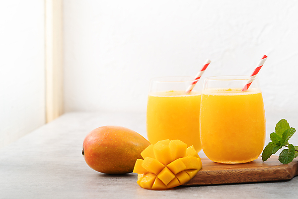 포토 JPG 해외이미지 잔 빨대 사람없음 달콤 흰배경 슬라이스 망고 나무도마 망고주스 카피스페이스 해외포토 식기 백그라운드 도마 목재 공백 흰색 맛 과일주스 열대과일 파일형식 이미지허브