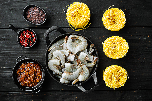 포토 JPG 해외이미지 식재료 검은배경 새우 실내 사람없음 하이앵글 통후추 파스타면 생새우 해외포토 뷰포인트 백그라운드 어패류 파스타 갑각류 내부 검은색 면류 후추 파일형식 이미지허브