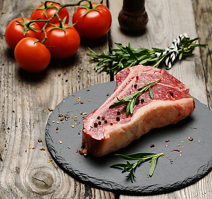 포토 JPG 해외이미지 방울토마토 실내 스테이크 사람없음 소고기 향신료 후추 로즈메리 나무탁자 티본스테이크 후추갈이 돌접시 해외포토 접시 토마토 탁자 서양음식 육류 내부 허브 분쇄기 향미료 파일형식 이미지허브