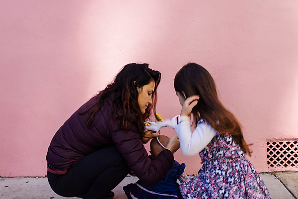 포토 JPG 해외이미지 백인 라이프스타일 여자 행복 어린이 벽 분홍색 백그라운드 가족 엄마 휴가 갈색머리 사랑 사람 성인 세명 뷰티 아기 달콤 작음 언니 걸음마 유니콘 해외포토 서양인 헤어스타일 감정 컬러 관계 모션 생활 맛 크기 자매 파일형식 이미지허브