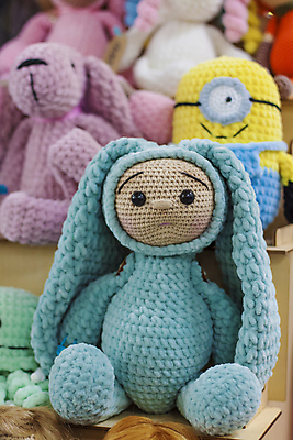 포토 JPG 해외이미지 앉기 사람없음 아웃포커스 토끼 뜨개질 청록색 토끼인형 뜨개인형 해외포토 인형 컬러 포유류 모션 촬영기법 취미 반려동물 파일형식 이미지허브