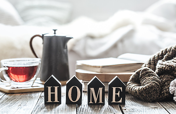 포토 JPG 해외이미지 영어 겨울 실내 사람없음 아웃포커스 책 단어 찻잔 스웨터 오브젝트 감성 나무탁자 집모양 해외포토 모양 문자 계절 컨셉 상의 탁자 잔 촬영기법 내부 파일형식 이미지허브