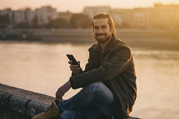 포토 JPG 해외이미지 백인 라이프스타일 남자 행복 비즈니스 통신 무선통신 휴식 수염 한명 미소 앉기 성인 야외 금융 스마트폰 강 도시풍경 햇빛 유행 일몰 기쁨 타이핑 잡기 도시 비즈니스맨 전문직 강가 명상 경영자 시티라이프 통화 성인남자만 해외포토 서양인 직업 1 감정 컨셉 모션 표정 사람 풍경 생활 경제 핸드폰 스마트기기 태양 노을 직장인 리더 남자만 성인만 파일형식 이미지허브