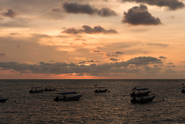 포토 JPG 해외이미지 실루엣 파도 바다 섬 여행 백그라운드 오렌지 교통시설 자연 하늘 날씨 휴가 항해 사람없음 빨간색 물 햇빛 태양 뷰티 평화 침묵 황혼 일몰 보트 저녁 장면 말레이시아 웅장함 파라다이스 수평선 해외포토 자연요소 아시아 컬러 교통 컨셉 배_교통 과일 촬영기법 노을 소리 야간 시설 생태계 파일형식 이미지허브