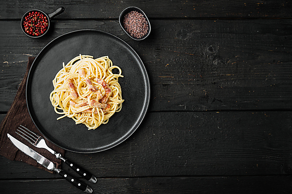 포토 JPG 해외이미지 그릇 접시 포크 실내 스파게티 사람없음 하이앵글 나이프 소금 후추 까르보나라 카피스페이스 나무배경 해외포토 식기 뷰포인트 백그라운드 파스타 내부 공백 칼 향신료 파일형식 이미지허브