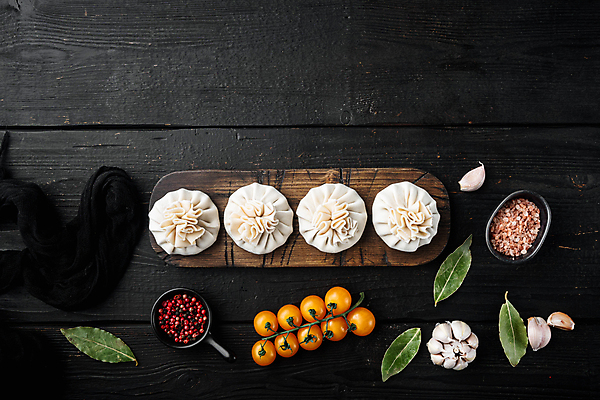 포토 JPG 해외이미지 그릇 방울토마토 검은배경 실내 마늘 사람없음 하이앵글 만두 소금 후추 나무도마 월계수 해외포토 식기 음식 뷰포인트 백그라운드 토마토 채소 도마 내부 목재 검은색 향신료 파일형식 이미지허브