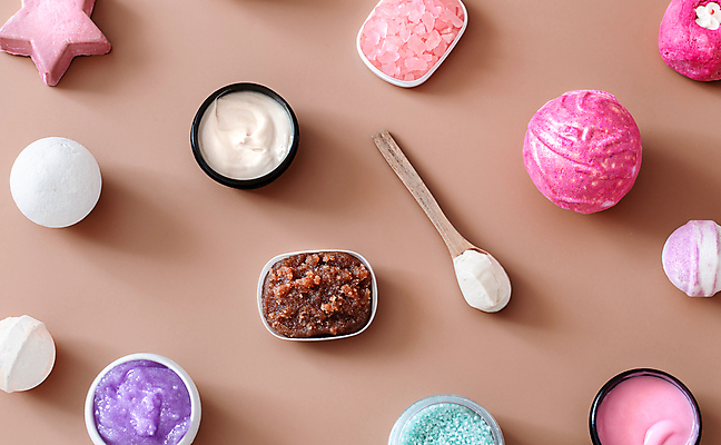 포토 JPG 해외이미지 사람없음 하이앵글 갈색 원형 오브젝트 스파용품 나무숟가락 바디케어 수분크림 입욕제 입욕소금 해외포토 도형 뷰포인트 컬러 숟가락 스파 화장품 미용용품 소금 파일형식 이미지허브