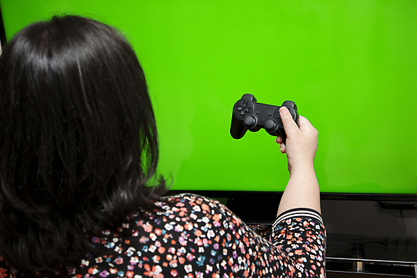 포토 JPG 해외이미지 1 손 응시 주택 한명 취미 초록색 머리 스크린 텔레비전 공백 시간 괴짜 고독 손목시계 전자 동영상 위로 게이머 고립 관리자 멍청이 제어 플레이어 카피스페이스 중독자 해외포토 시선 감정 시계 컬러 컨셉 장신구 사람 건물 신체부위 전자제품 파일형식 이미지허브