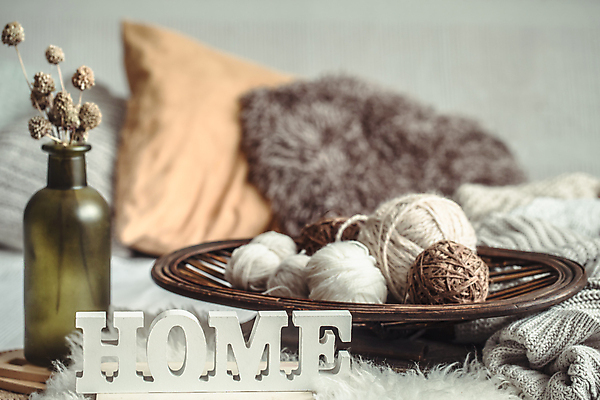 포토 JPG 해외이미지 영어 꽃 쿠션 겨울 유리병 실내 사람없음 아웃포커스 단어 바구니 털실 스웨터 오브젝트 감성 실뭉치 해외포토 식물 문자 계절 컨셉 상의 병_용기 촬영기법 내부 실 파일형식 이미지허브