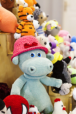 포토 JPG 해외이미지 실내 사람없음 아웃포커스 다양 진열장 하마 동물인형 손뜨개 인형가게 해외포토 인형 다수 포유류 촬영기법 내부 상점 파일형식 이미지허브