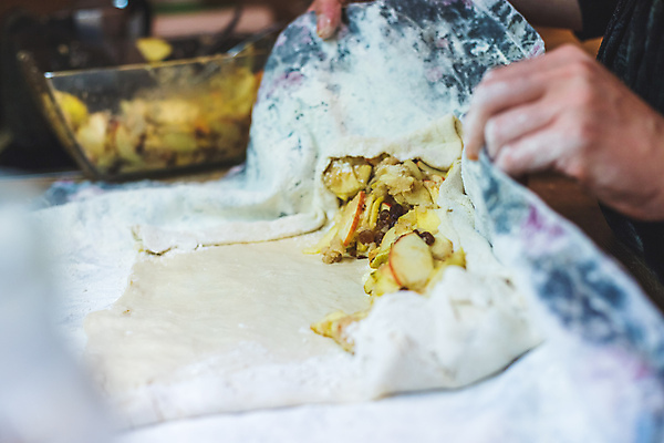 포토 JPG 해외이미지 전통 가사 손가락 관리 요리 사람 사람없음 쿠키 케이크 주방 식사 빵집 신선 오스트리아 닫기 달콤 사과 밀 굽기 준비 날것 반죽 밀가루 레시피 칼로리 성분 밀가루반죽 영양분 전문 제빵사 페스츄리 핸드메이드 해외포토 직업 손 유럽 빵 과일 모션 디저트 곡류 상점 맛 가루 구이 파일형식 이미지허브