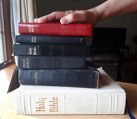 포토 JPG 해외이미지 손 손가락 사람없음 책 쌓기 성경 그룹 수집 척추 약속 법 페이지 신성 양장본 공정 거짓말 사실 많음 해외포토 컨셉 종교용품 모션 뼈 신체부위 파일형식 이미지허브