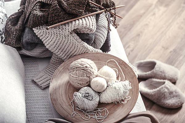 포토 JPG 해외이미지 겨울 슬리퍼 실내 사람없음 소파 바구니 털실 스웨터 오브젝트 감성 실뭉치 코바늘 해외포토 계절 신발 컨셉 상의 의자 내부 뜨개질 실 파일형식 이미지허브