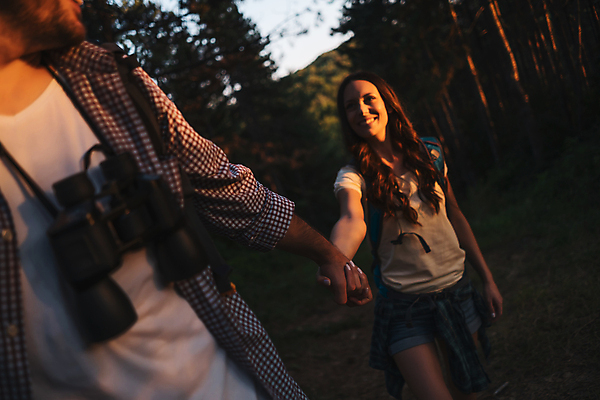 포토 JPG 해외이미지 백인 라이프스타일 커플 응시 여자 남자 행복 배낭 포옹 자연 남편 휴가 건강 사랑 미소 성인 야외 두명 햇빛 여행객 걷기 손잡기 쌍안경 하이킹 아내 황무지 저녁 숲 흥분 침엽수 탐사 하이커 해외포토 서양인 나무 시선 감정 여행 가방 관계 안기 모션 레저 표정 사람 생활 태양 망원경 야간 생태계 파일형식 이미지허브