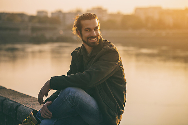 포토 JPG 해외이미지 백인 라이프스타일 남자 행복 비즈니스 휴식 설계 수염 아이디어 한명 미소 앉기 성인 야외 강 도시풍경 햇빛 유행 일몰 기쁨 도시 비즈니스맨 전문직 강가 명상 경영자 시티라이프 성인남자만 해외포토 서양인 직업 1 감정 컨셉 모션 표정 사람 풍경 생활 태양 노을 직장인 리더 남자만 성인만 파일형식 이미지허브