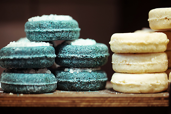 포토 JPG 해외이미지 근접촬영 사람없음 오브젝트 스파용품 나무탁자 바디케어 수제비누 입욕소금 해외포토 뷰포인트 탁자 스파 미용용품 소금 비누 파일형식 이미지허브