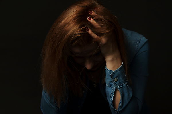 포토 JPG 해외이미지 여자 실내 고개숙이기 한명 상반신 성인 앞모습 어둠 슬픔 좌절 감싸기 우울감 성인여자한명만 해외포토 1 감정 뷰포인트 컨셉 모션 숙이기 사람 내부 여자한명만 성인여자만 파일형식 이미지허브