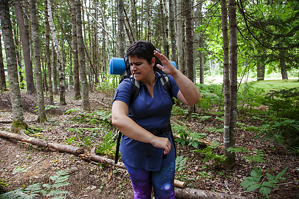 포토 JPG 해외이미지 나무 동물 여행 곤충 배낭 자연 한명 사람 야외 캠핑 하이킹 탐험 짜증 벌레 숲 피부 팔 토막 때리기 모기 해외포토 식물 1 감정 가방 모션 레저 신체부위 해충 생태계 파일형식 이미지허브