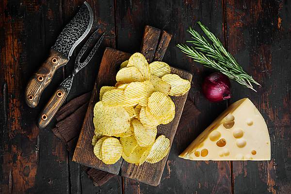 포토 JPG 해외이미지 실내 사람없음 하이앵글 칩 식칼 로즈메리 감자칩 고기포크 나무도마 나무배경 해외포토 뷰포인트 백그라운드 포크 주방용품 디저트 도마 내부 목재 과자 칩_음식 허브 파일형식 이미지허브