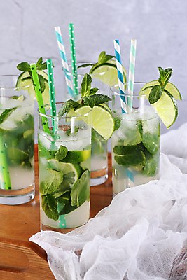 포토 JPG 해외이미지 오이 잔 빨대 사람없음 칵테일 과실주 민트 라임 모히토 브랜디 해외포토 식기 채소 과일 주류 허브 파일형식 이미지허브