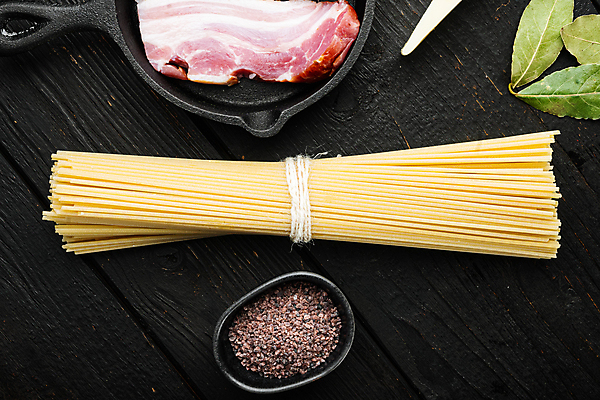포토 JPG 해외이미지 식재료 검은배경 실내 사람없음 베이컨 스파게티면 월계수 파스타면 해외포토 백그라운드 파스타 돼지고기 내부 검은색 면류 파일형식 이미지허브