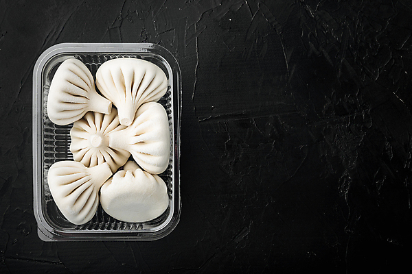 포토 JPG 해외이미지 검은배경 실내 사람없음 하이앵글 만두 플라스틱통 카피스페이스 해외포토 음식 뷰포인트 백그라운드 통 내부 검은색 공백 플라스틱 파일형식 이미지허브