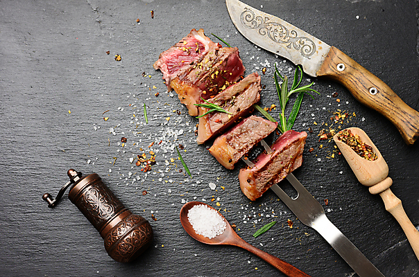 포토 JPG 해외이미지 포크 검은배경 단면 실내 스테이크 사람없음 하이앵글 소고기 칼 자르기 향신료 소금 후추 꽂음 로즈메리 나무숟가락 스쿱 채끝살 후추갈이 해외포토 식기 뷰포인트 백그라운드 모션 서양음식 육류 내부 숟가락 검은색 허브 분쇄기 향미료 파일형식 이미지허브