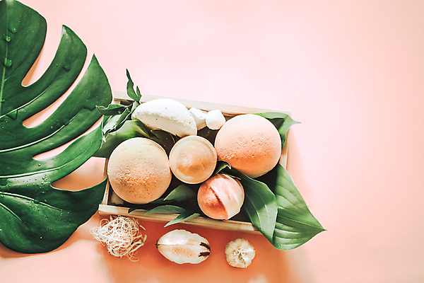 포토 JPG 해외이미지 분홍색 사람없음 하이앵글 원형 오브젝트 스파용품 바디케어 열대잎 입욕제 해외포토 도형 뷰포인트 컬러 잎 스파 파일형식 이미지허브