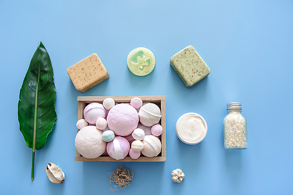 포토 JPG 해외이미지 하늘색 유리병 사람없음 하이앵글 원형 오브젝트 스파용품 야자수잎 바디케어 수분크림 수제비누 입욕제 입욕소금 해외포토 도형 뷰포인트 잎 병_용기 파란색 스파 화장품 미용용품 소금 비누 파일형식 이미지허브