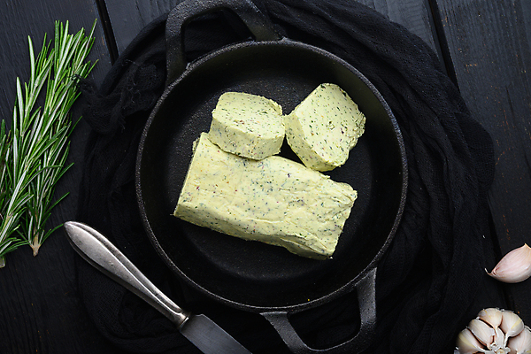 포토 JPG 해외이미지 접시 식재료 검은배경 실내 사람없음 냄비 버터 로즈메리 해외포토 식기 백그라운드 내부 검은색 솥 허브 파일형식 이미지허브