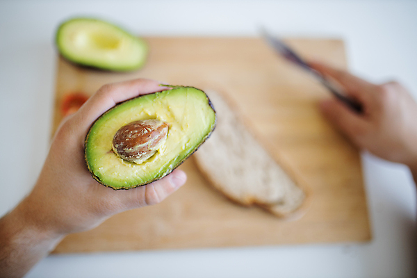 포토 JPG 해외이미지 전통 손 남자 음식 빵 조각 토마토 채소 재료 방울토마토 탁자 도마 건강 요리 사람 성인 사람없음 목재 신선 칼 맛 자르기 밀 유기농 슬라이스 토스트 레시피 아보카도 점심식사 채식주의자 해외포토 나무 웰빙 가구 컨셉 과일 모션 주방용품 곡류 신체부위 식사 채식 파일형식 이미지허브