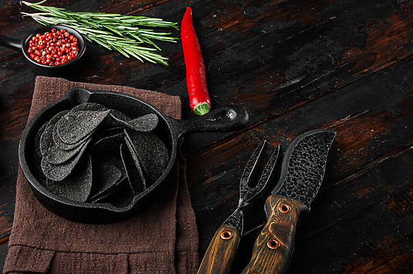 포토 JPG 해외이미지 실내 사람없음 검은색 프라이팬 담기 식칼 감자칩 고기포크 나무배경 해외포토 컬러 백그라운드 포크 모션 주방용품 내부 과자 칩_음식 파일형식 이미지허브