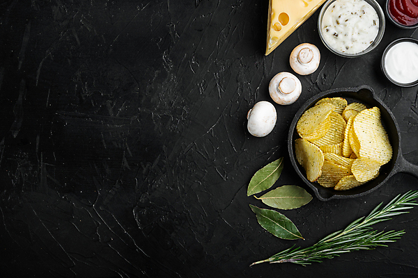 포토 JPG 해외이미지 검은배경 실내 사람없음 프라이팬 양송이 로즈메리 감자칩 월계수 카피스페이스 해외포토 백그라운드 주방용품 내부 과자 검은색 버섯 공백 칩_음식 허브 파일형식 이미지허브