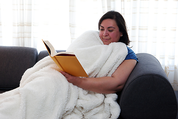 포토 JPG 해외이미지 여자 행복 여유 거실 창문 휴식 주택 따뜻함 이야기 한명 사람 책 소파 독서 평화 추위 램프 잡기 커튼 담요 읽기 싱글 문학 주말 독립 진짜 혼자 안락 해외포토 1 감정 컨셉 의자 모션 조명 건물 파일형식 이미지허브