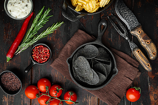 포토 JPG 해외이미지 방울토마토 실내 사람없음 하이앵글 프라이팬 담기 식칼 로즈메리 감자칩 고기포크 통후추 나무배경 해외포토 뷰포인트 백그라운드 포크 토마토 모션 주방용품 내부 과자 칩_음식 허브 후추 파일형식 이미지허브
