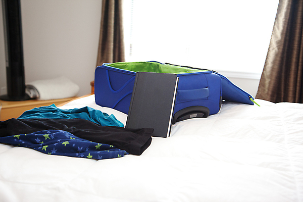 포토 JPG 해외이미지 옷 산업 여행 백그라운드 컨셉 가방 비즈니스 창문 휴가 주택 실내 손잡이 사람없음 옆모습 책 여름 선글라스 독서 유행 여행가방 검은색 침실 이불 방 짐 흰색 침대 시간 오픈 모서리 예측 준비 흥분 타이틀 짐싸기 수하물 항목 해외포토 잡화 계절 감정 안경 뷰포인트 컬러 가구 침구 내부 건물 파일형식 이미지허브