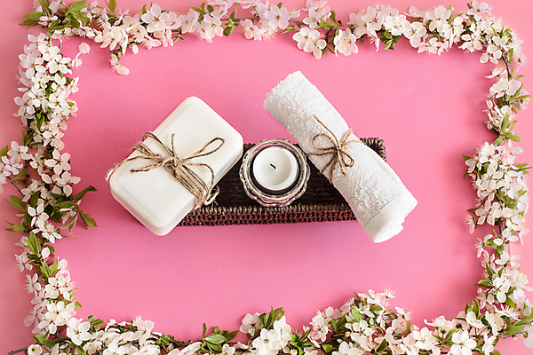 포토 JPG 해외이미지 꽃 분홍색 프레임 사람없음 하이앵글 수건 바구니 사각형 오브젝트 스파용품 향초 바디케어 수제비누 해외포토 도형 식물 뷰포인트 컬러 초 위생용품 스파 비누 파일형식 이미지허브