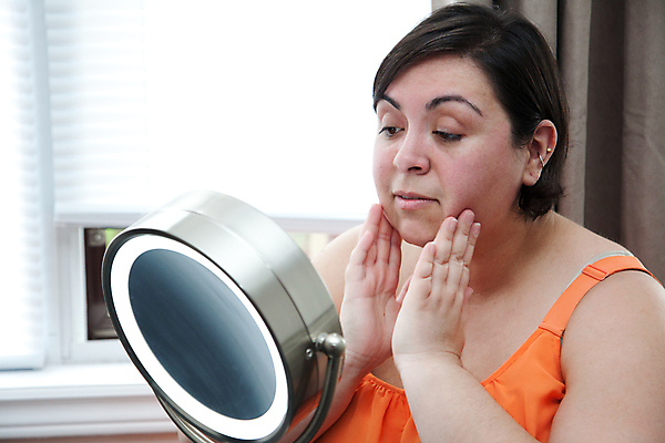 포토 JPG 해외이미지 모양 1 손 응시 얼굴 거실 창문 손가락 탁자 주택 표정 한명 일상 뷰티 반사 거울 터치 신선 액체 몸무게 피부 크림 준비 평가 내추럴 굴곡 돌봄 유아독존 진짜 스타일 해외포토 시선 가구 모션 사람 건물 라이프 신체부위 파일형식 이미지허브