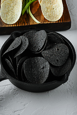 포토 JPG 해외이미지 실내 사람없음 검은색 프라이팬 흰배경 담기 감자칩 해외포토 컬러 백그라운드 모션 주방용품 내부 과자 흰색 칩_음식 파일형식 이미지허브