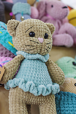 포토 JPG 해외이미지 실내 사람없음 아웃포커스 고양이 뜨개질 털실 진열장 동물인형 손뜨개 인형가게 해외포토 인형 포유류 촬영기법 취미 내부 반려동물 상점 실 파일형식 이미지허브