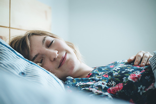 포토 JPG 해외이미지 백인 라이프스타일 행복 베개 휴식 주택 건강 한명 사람 평화 침실 꿈 흰색 침대 직물 잠 담요 낮잠 부드러움 솜털 거짓말 취침시간 혼자 회복 안락 해외포토 서양인 1 감정 컬러 가구 컨셉 침구 건물 생활 감각 파일형식 이미지허브