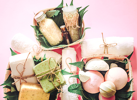 포토 JPG 해외이미지 분홍색 잎 유리병 사람없음 하이앵글 수건 원형 오브젝트 스파용품 바디케어 수제비누 오일병 입욕제 입욕소금 해외포토 도형 식물 뷰포인트 컬러 병_용기 위생용품 스파 미용용품 소금 비누 파일형식 이미지허브