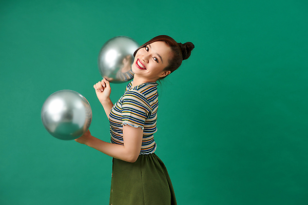 포토 JPG 해외이미지 여자 행복 컨셉 한국 한명 들기 사람 동양인 상반신 성인 옆모습 파티 일본 중국 기쁨 축하 잡기 생일 풍선 성인여자한명만 초록배경 해외포토 1 기념일 감정 아시아 뷰포인트 백그라운드 모션 인종 이벤트 초록색 여자한명만 성인여자만 파일형식 이미지허브