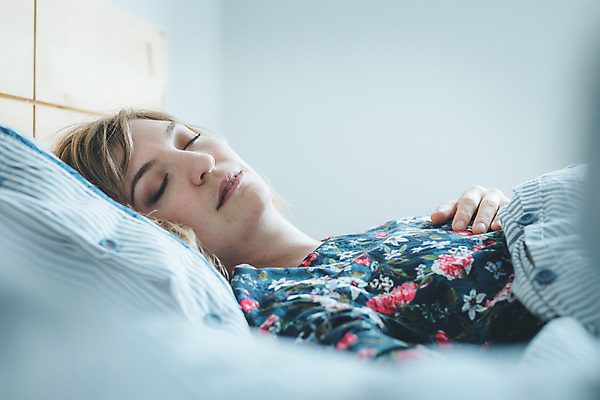 포토 JPG 해외이미지 백인 라이프스타일 행복 베개 휴식 주택 건강 한명 사람 평화 침실 꿈 흰색 침대 직물 잠 담요 낮잠 부드러움 솜털 거짓말 취침시간 혼자 회복 안락 해외포토 서양인 1 감정 컬러 가구 컨셉 침구 건물 생활 감각 파일형식 이미지허브