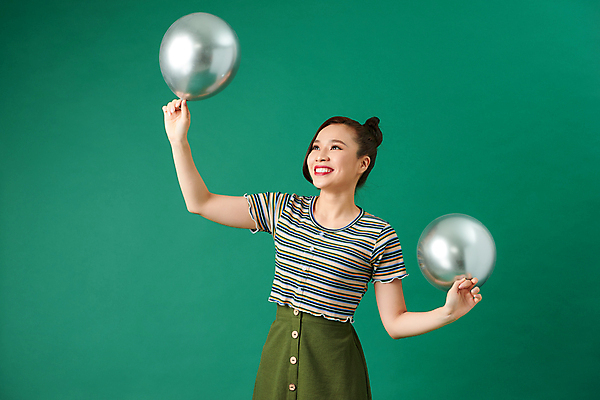 포토 JPG 해외이미지 응시 여자 한명 서기 들기 동양인 상반신 성인 잡기 풍선 성인여자한명만 초록배경 해외포토 1 시선 백그라운드 모션 사람 인종 초록색 여자한명만 성인여자만 파일형식 이미지허브