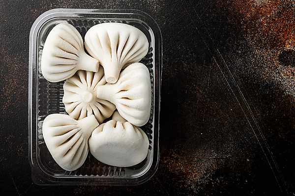 포토 JPG 해외이미지 검은배경 실내 사람없음 하이앵글 만두 플라스틱통 카피스페이스 해외포토 음식 뷰포인트 백그라운드 통 내부 검은색 공백 플라스틱 파일형식 이미지허브